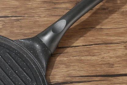 Seven-hole aluminium barbecue plate with non-stick surface on gas hob