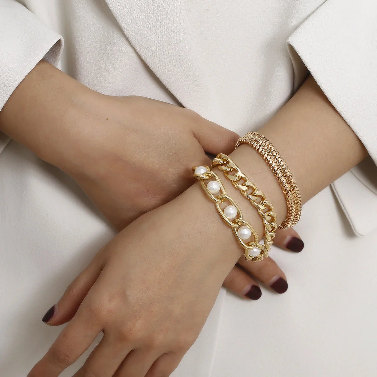 Creative Chain Inlaid Pearl Bracelet in gold, elegant and modern design