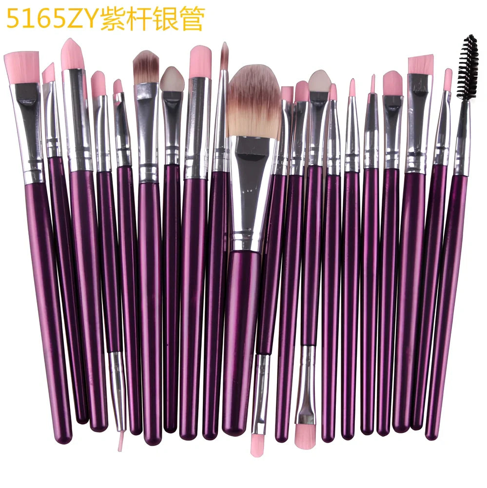 Cosmetic brush kit with 3cm nylon bristles and 14cm plastic handles in multiple colours