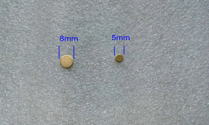 Discreet gold-toned anti-smoking auricular therapy magnet for quitting smoking through acupressure