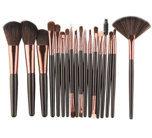 MAANGE 18-piece make-up brush set with fan-shaped tools for contouring and blending on a table