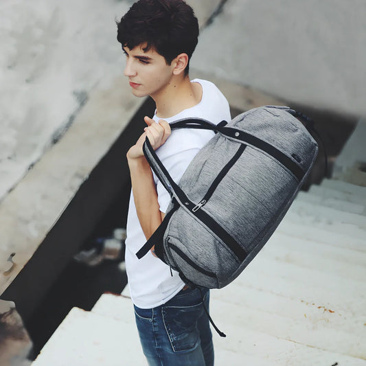 Men's grey fitness bag showing separate shoe, iPad, and debris compartments with 47cm dimensions