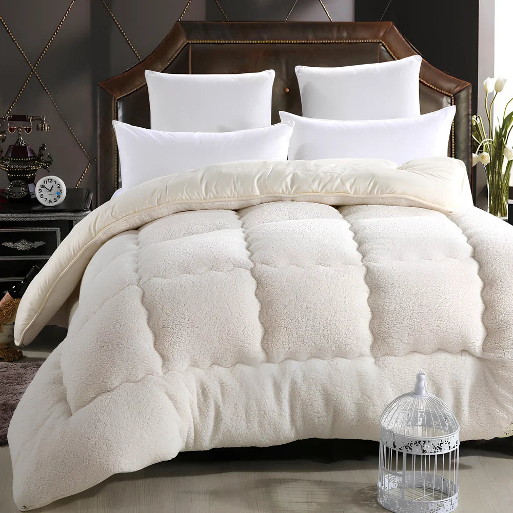 Goose down quilt in white, 200x230cm size with 3.5kg weight and polyester fibre cover for insulation