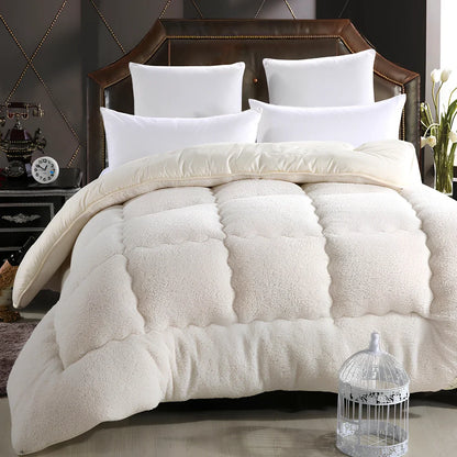 Goose down quilt in white, 200x230cm size with 3.5kg weight and polyester fibre cover for insulation