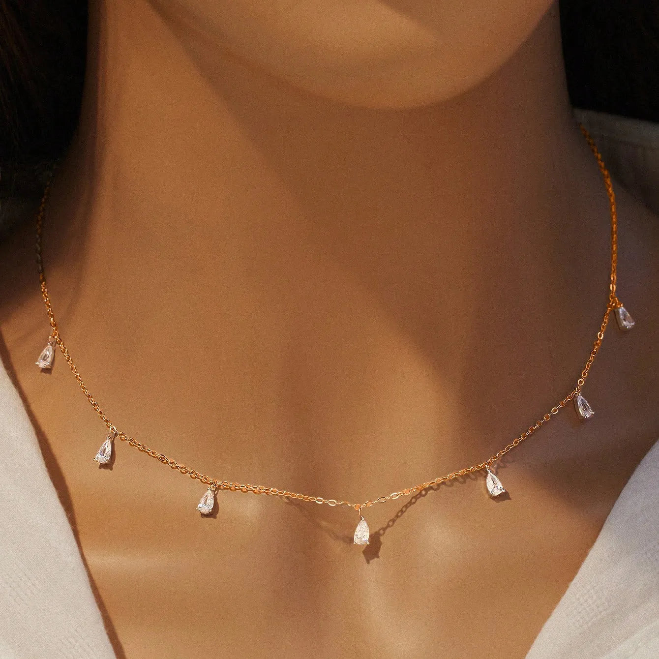 Gentle drop-shaped artificial zircon necklace with adjustable O-shaped chain in 925 silver, available in silver, rose gold, or golden yellow.