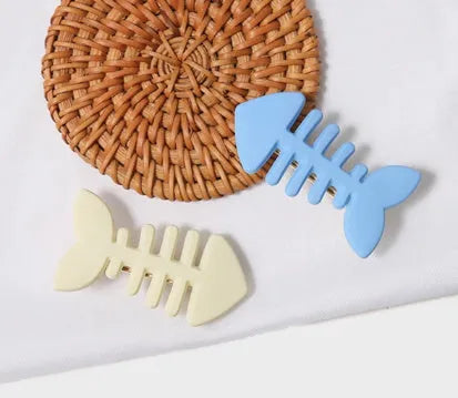 Minimalist fishbone pattern hair barrette in a candy colour with duckbill clip design.