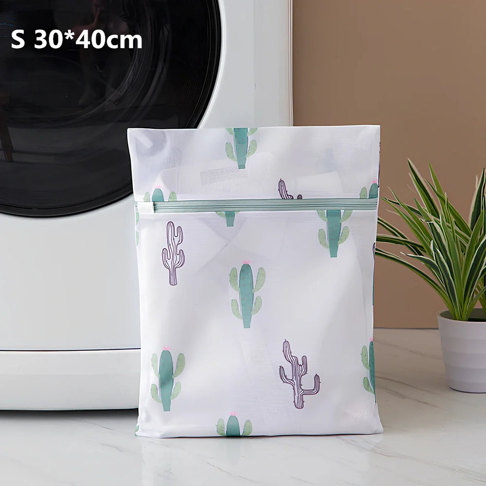 Mesh laundry protection bag with reinforced seams in various sizes from 16cm to 60cm for delicate garment washing
