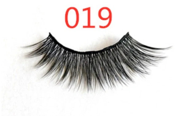 Magnetic false eyelashes for a voluminous, natural look without glue.