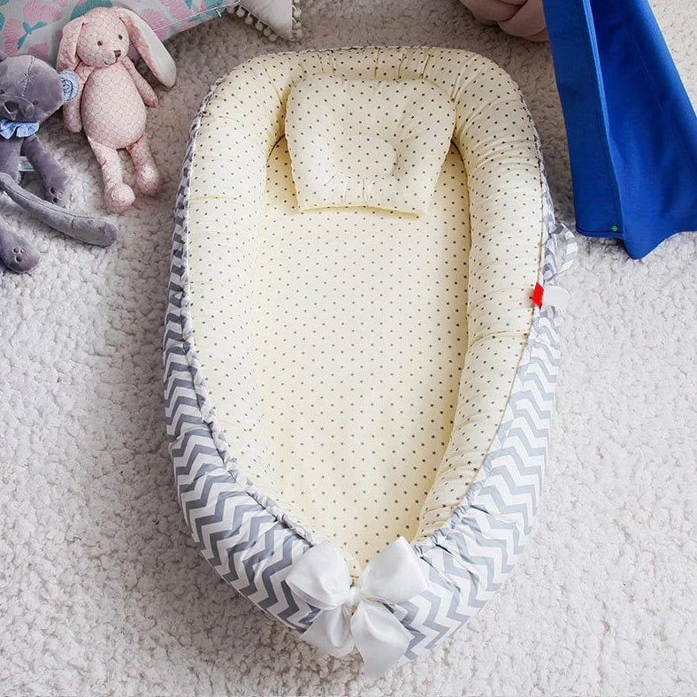 Portable cotton crib bed folded and unfolded showing 97x46cm dimensions and Banana leaf pattern