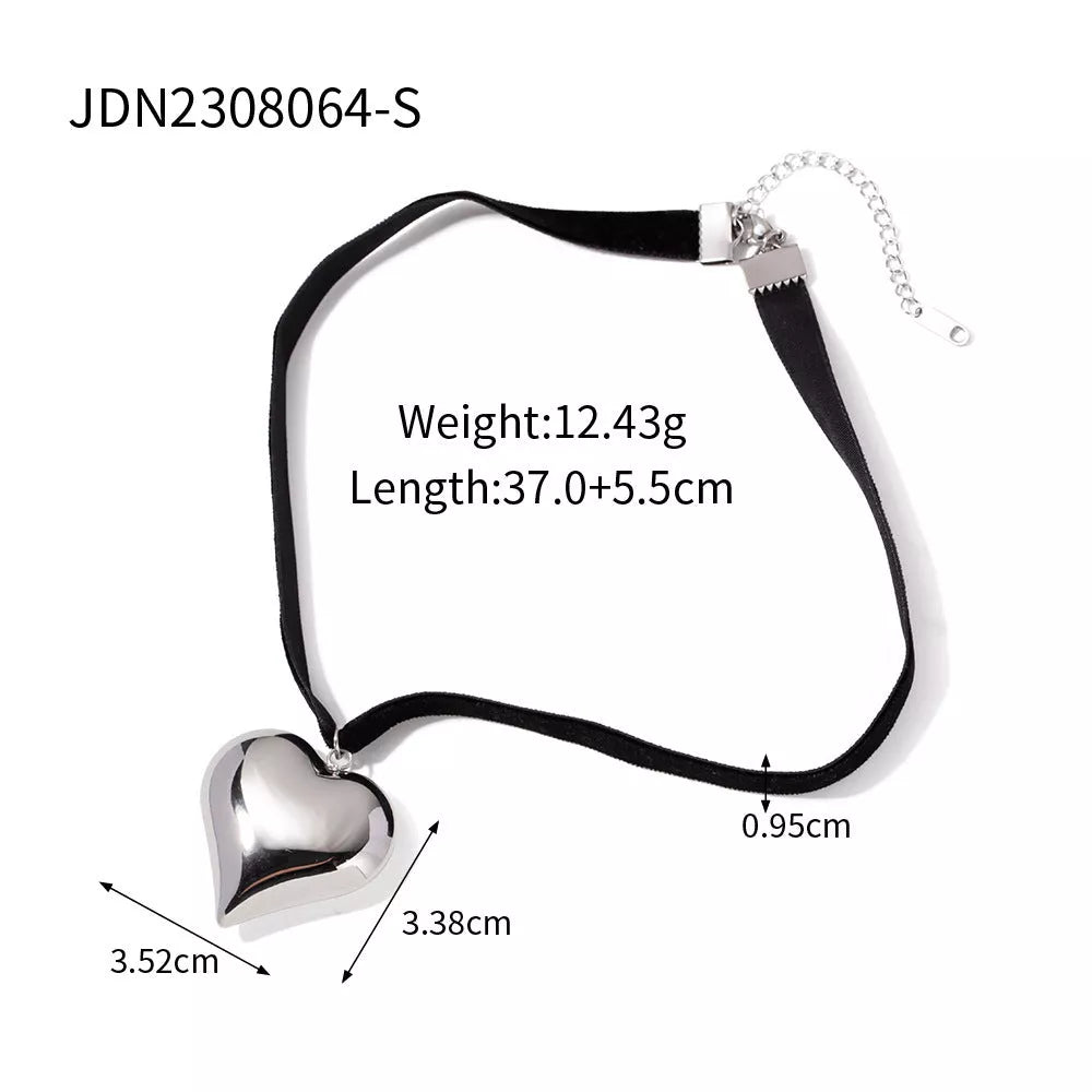 Gold plated stainless steel love heart necklace with hypo-allergenic and water-resistant features