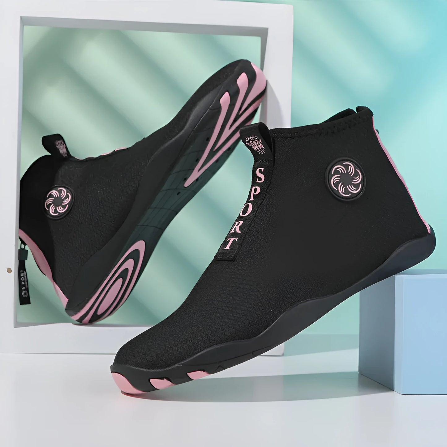 Casual mid-top beach shoes in black and fluorescent green with a mesh upper and rubber sole.