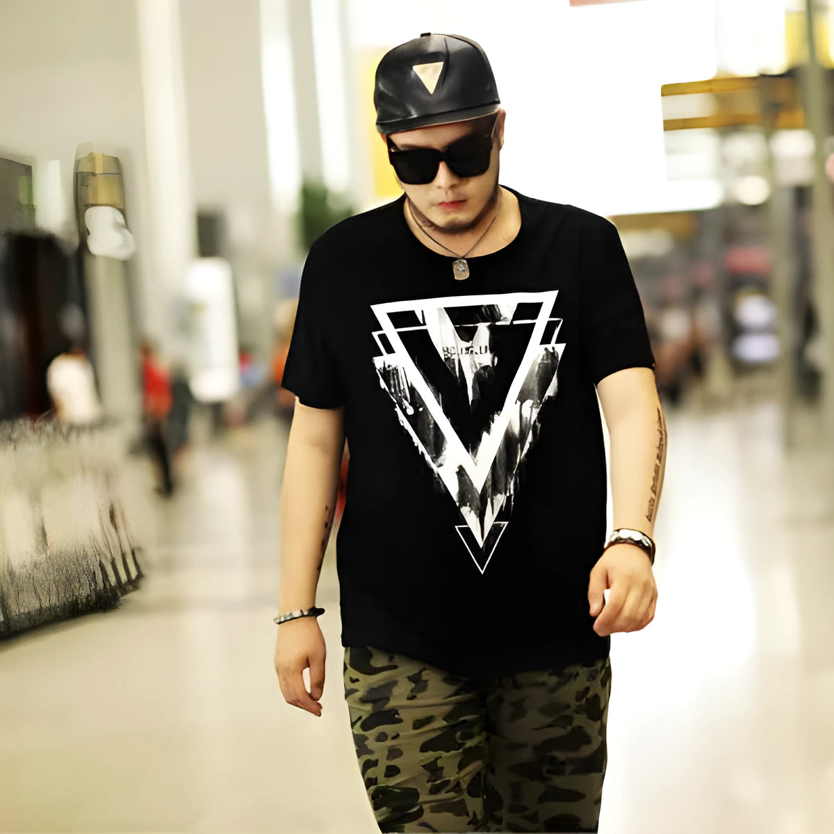 Black plus-size T-shirt with geometric print, loose fit, short sleeves, round neck, sizes XXL to 7XL.