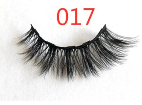 Magnetic false eyelashes for a voluminous, natural look without glue.