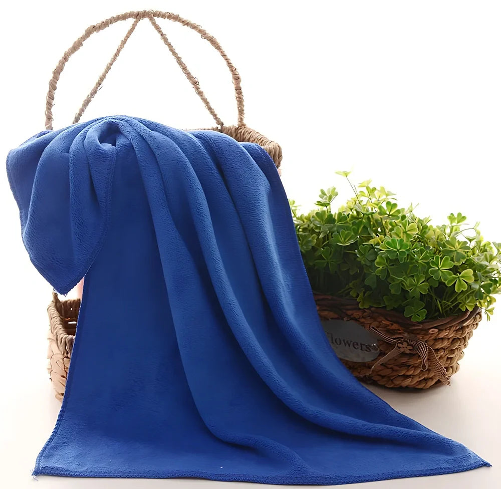 Microfiber pet towel in blue colour showing 40x60cm size with water absorption demonstration