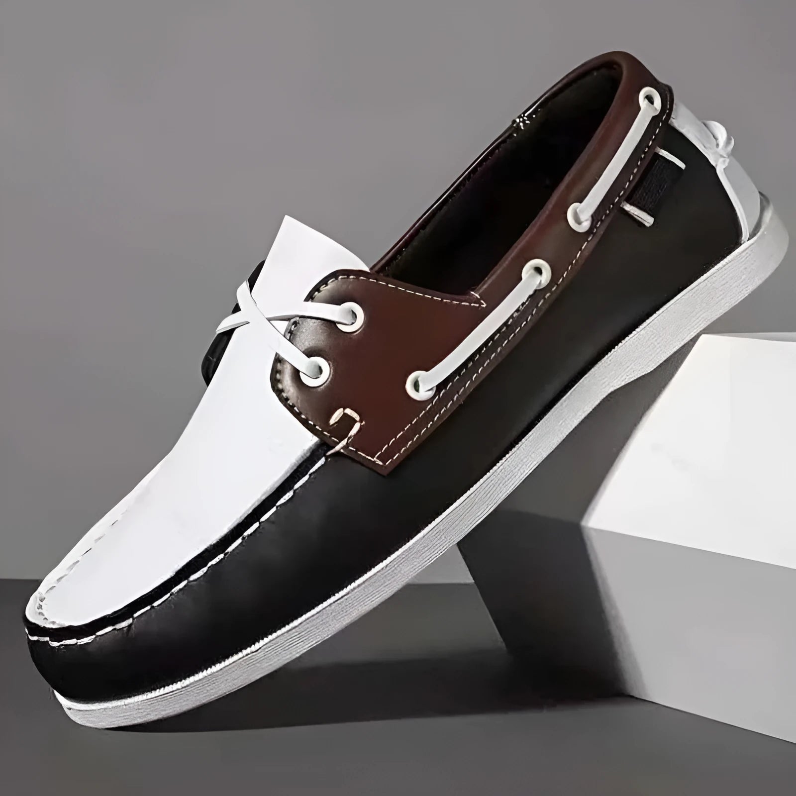 Men's solid colour casual shoes with a round toe and flat heel in British style.