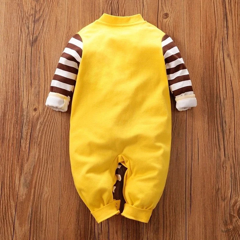 Baby wearing cotton one-piece with giraffe pattern, showing 59cm to 90cm size options