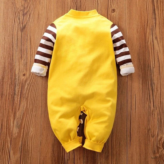 Baby wearing cotton one-piece with giraffe pattern, showing 59cm to 90cm size options