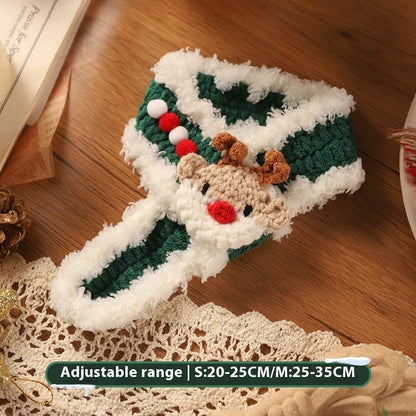Christmas pet scarf for dog or cat in wool material with festive cartoon pattern