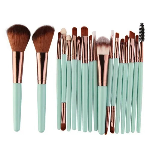 MAANGE 18-piece make-up brush set with fan-shaped tools for contouring and blending on a table