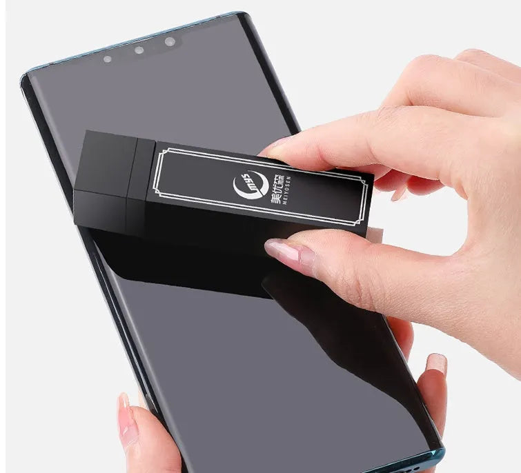 Black case containing 40 disposable screen cleaning sheets for mobile phones and tablets
