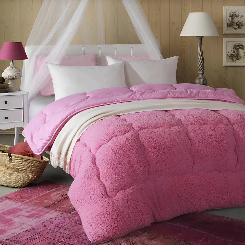 Goose down quilt in white, 200x230cm size with 3.5kg weight and polyester fibre cover for insulation