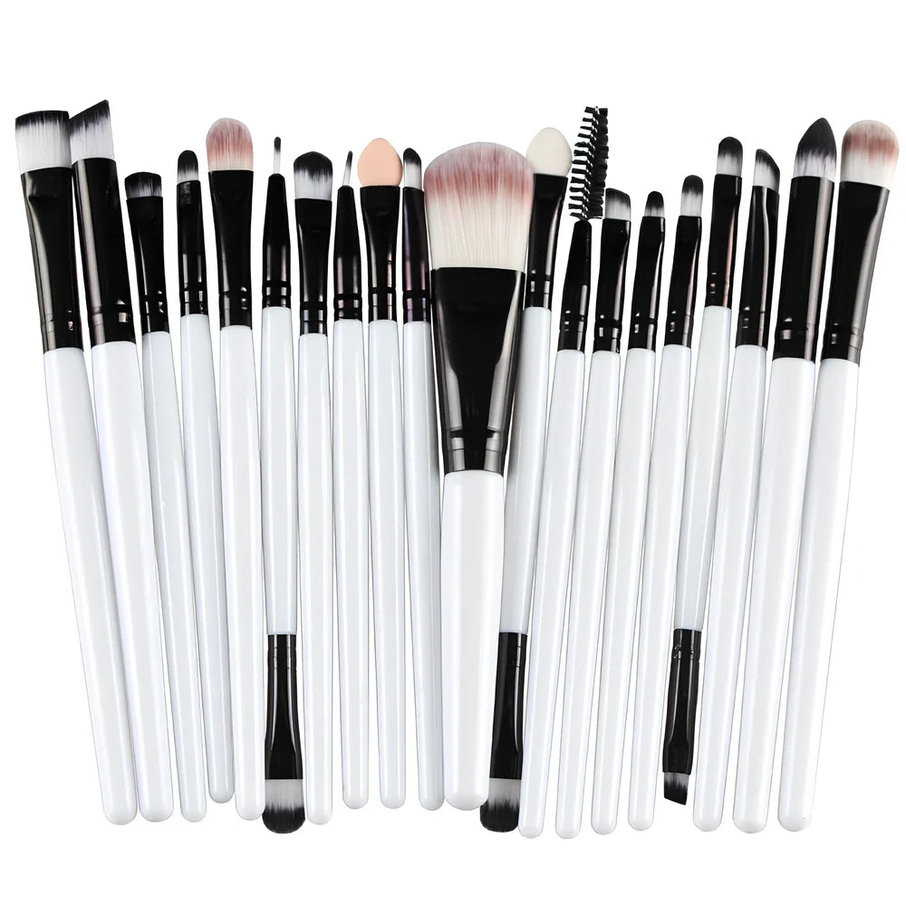 Cosmetic brush kit with 3cm nylon bristles and 14cm plastic handles in multiple colours
