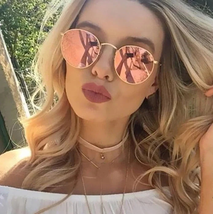 Stylish women's retro sunglasses with round frame and metal finish