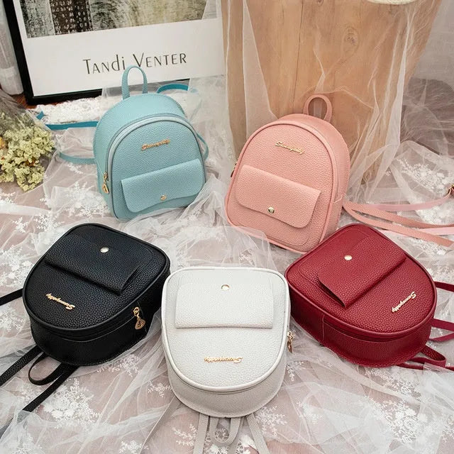Small women's shoulder backpack in solid colour with zipper closure, dimensions 18.5cm x 8cm x 21cm