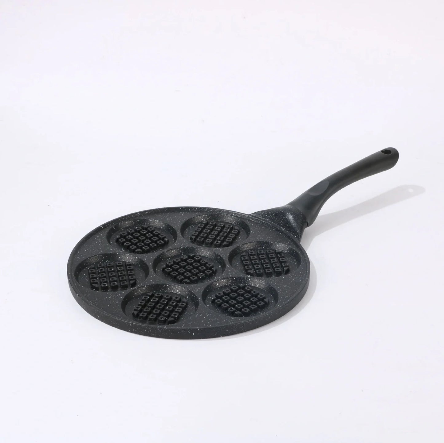 Seven-hole aluminium barbecue plate with non-stick surface on gas hob