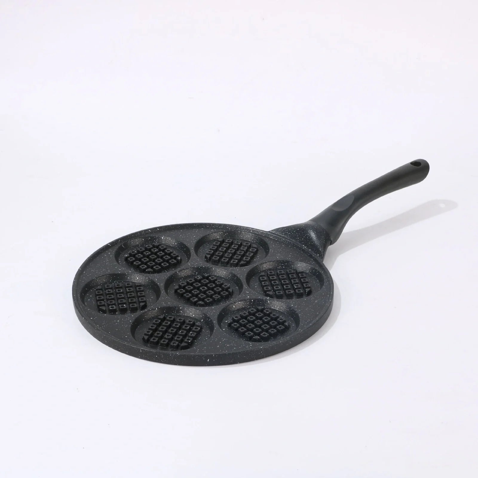 Seven-hole aluminium barbecue plate with non-stick surface on gas hob