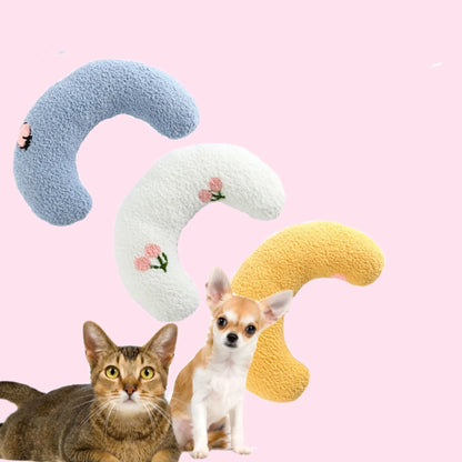 White U-shaped pet pillow measuring 27cm with raised rim supporting small cat's neck and back