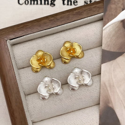 A pair of retro-style flower fashion earrings for women in gold or silver colour, made from electroplated copper.