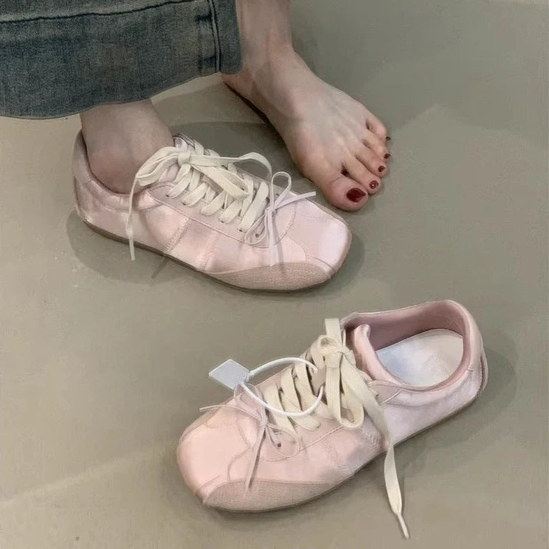 Women's white sneakers with decorative bow and round toe design in beige colour option