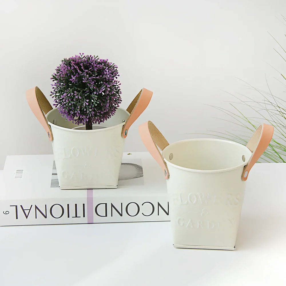 Iron flower pot with manual finishing in 15cm and 10cm sizes for desktop plants