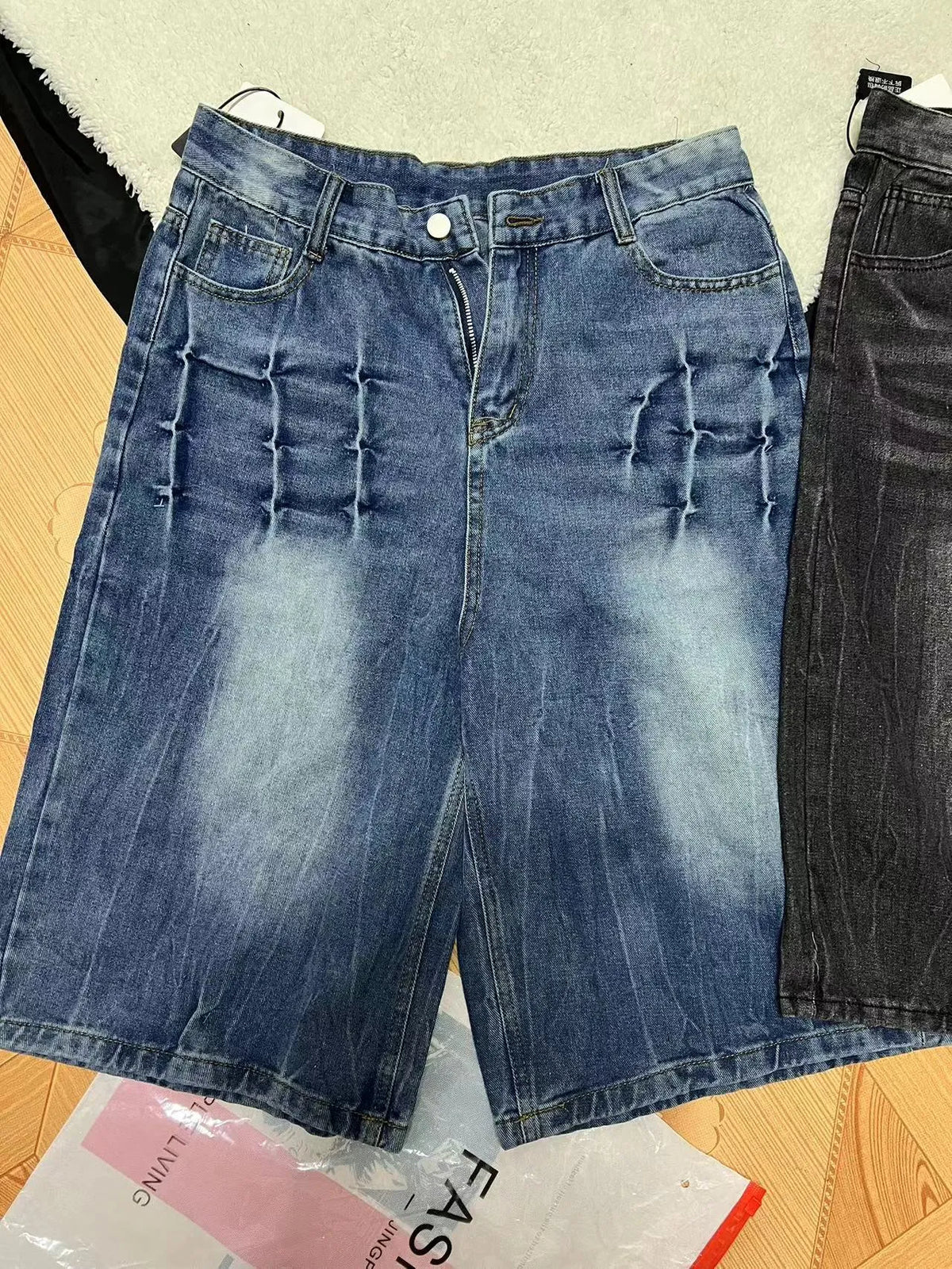 Men's loose fit washed denim shorts in straight-leg design with mid waist and zip placket