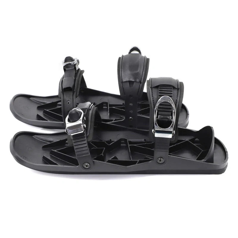 Mini short ski skates for snowboarding in black, featuring adjustable fixers and a 10 cm turning radius.
