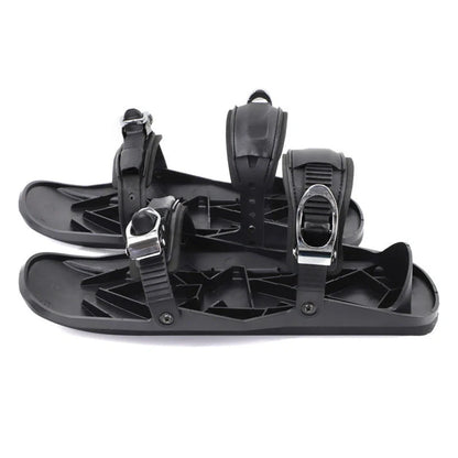 Mini short ski skates for snowboarding in black, featuring adjustable fixers and a 10 cm turning radius.