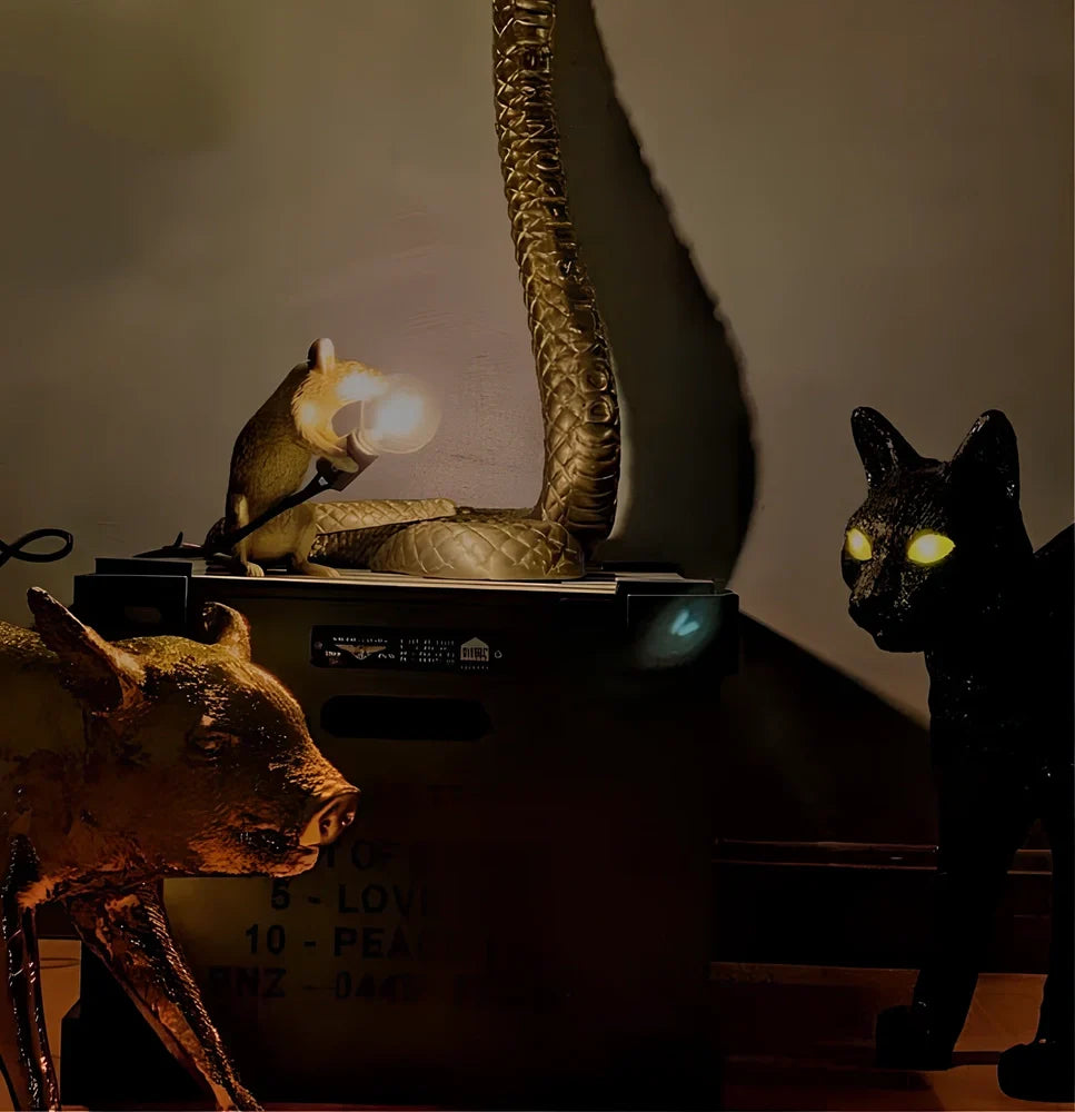 White and gold mouse-shaped desk lamp with polyresin details and 4W LED lighting