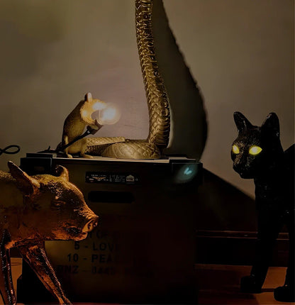 White and gold mouse-shaped desk lamp with polyresin details and 4W LED lighting