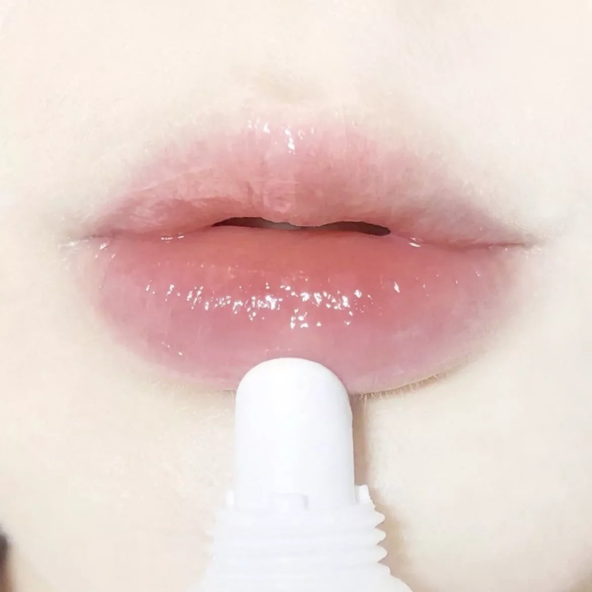 Moisturizing Honey Lip Gloss Base in transparent finish for natural hydration and shine