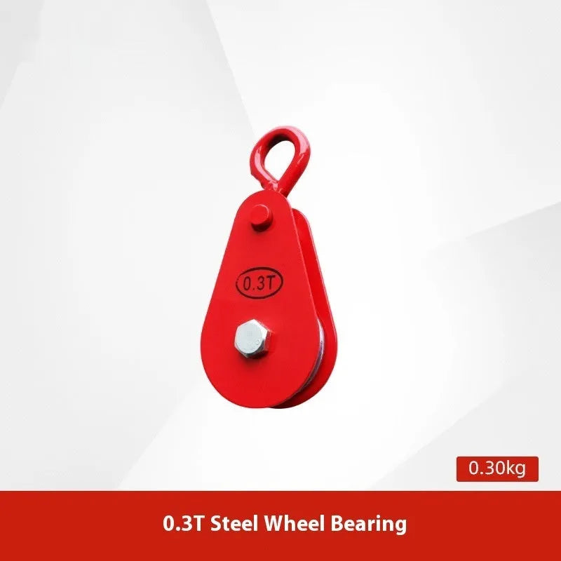 Red lifting pulley with safety latch, forged from A3 steel for industrial use with up to 5000kg load capacity.