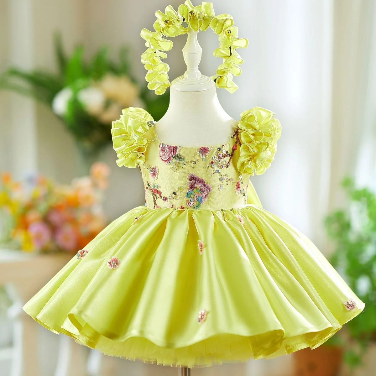 Little girl's yellow princess dress with flying sleeves and umbrella skirt design for birthday parties