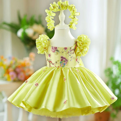 Little girl's yellow princess dress with flying sleeves and umbrella skirt design for birthday parties