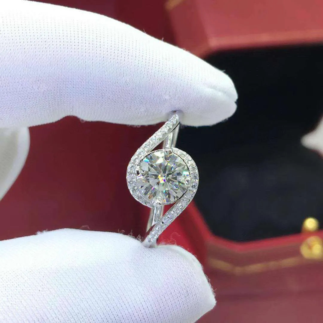 Silver adjustable women's ring with synthetic moissanite angel eyes design and geometric texture