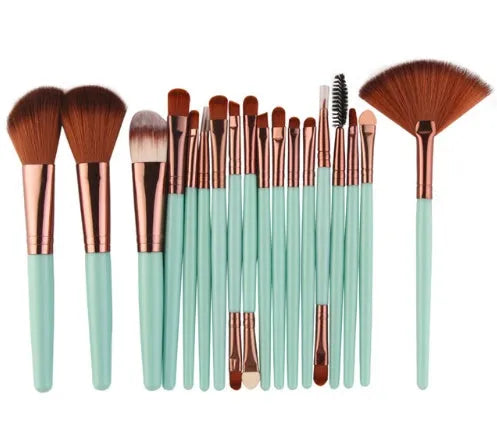 MAANGE 18-piece make-up brush set with fan-shaped tools for contouring and blending on a table