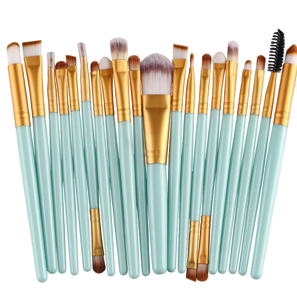 Cosmetic brush kit with 3cm nylon bristles and 14cm plastic handles in multiple colours