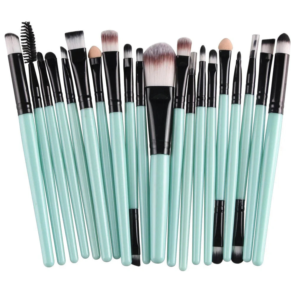 Cosmetic brush kit with 3cm nylon bristles and 14cm plastic handles in multiple colours