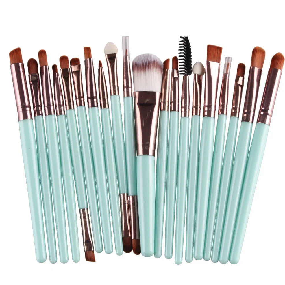 Cosmetic brush kit with 3cm nylon bristles and 14cm plastic handles in multiple colours