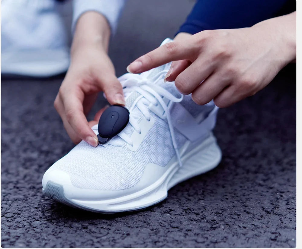 Black drop-shaped running corrector with posture analysis and 11 sports metrics tracking