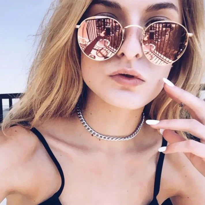Stylish women's retro sunglasses with round frame and metal finish